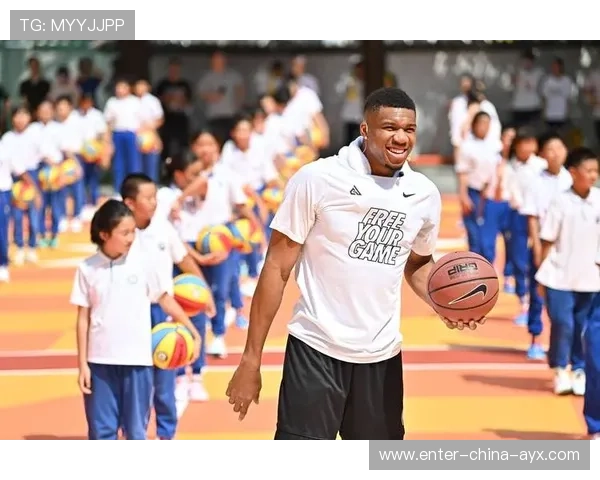 字母哥低调参加教堂活动，被称为“朴实巨星”