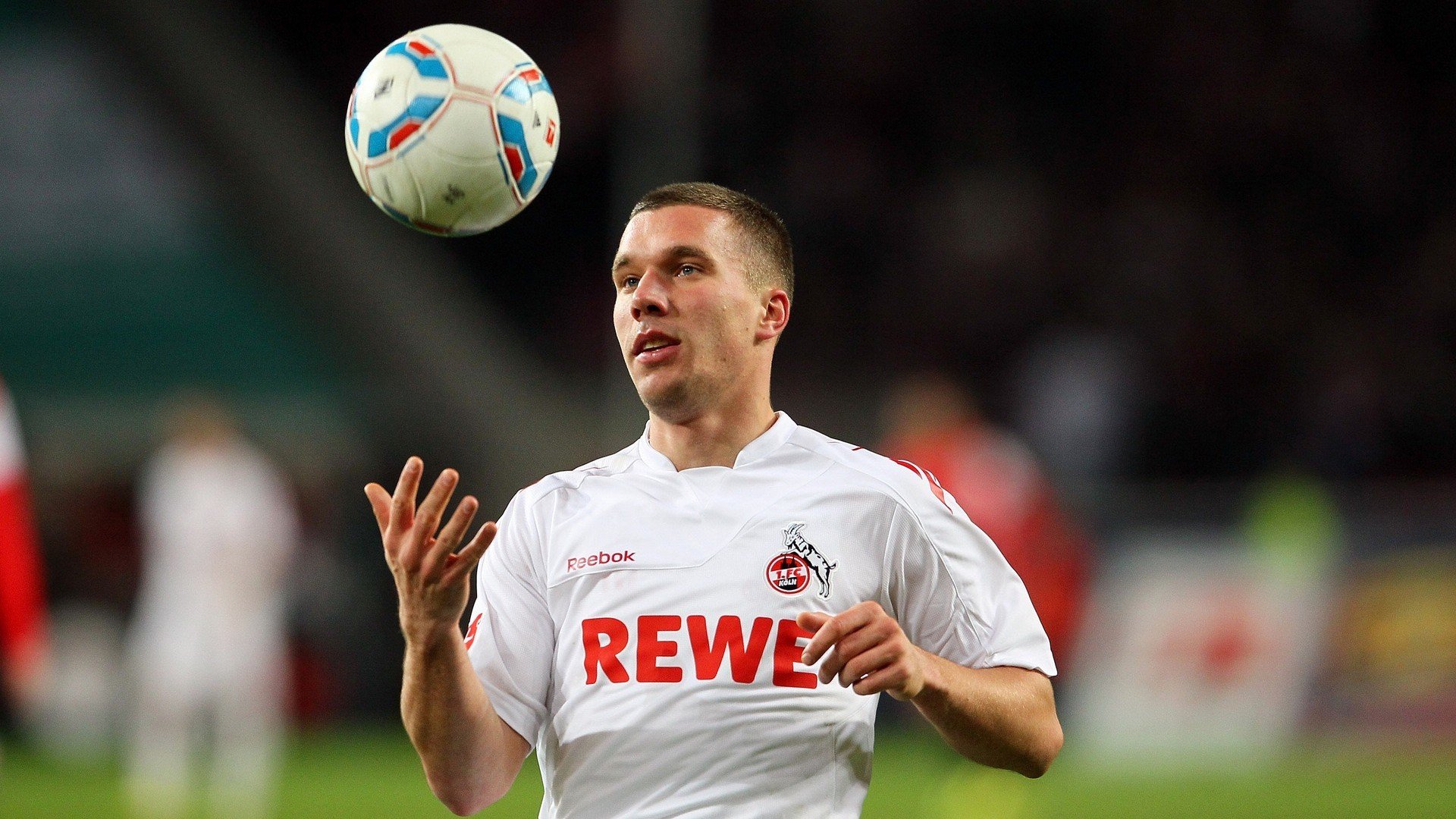 “弯道飞跃：漂移与速度的完美结合”，弯道跑的技术原理是什么