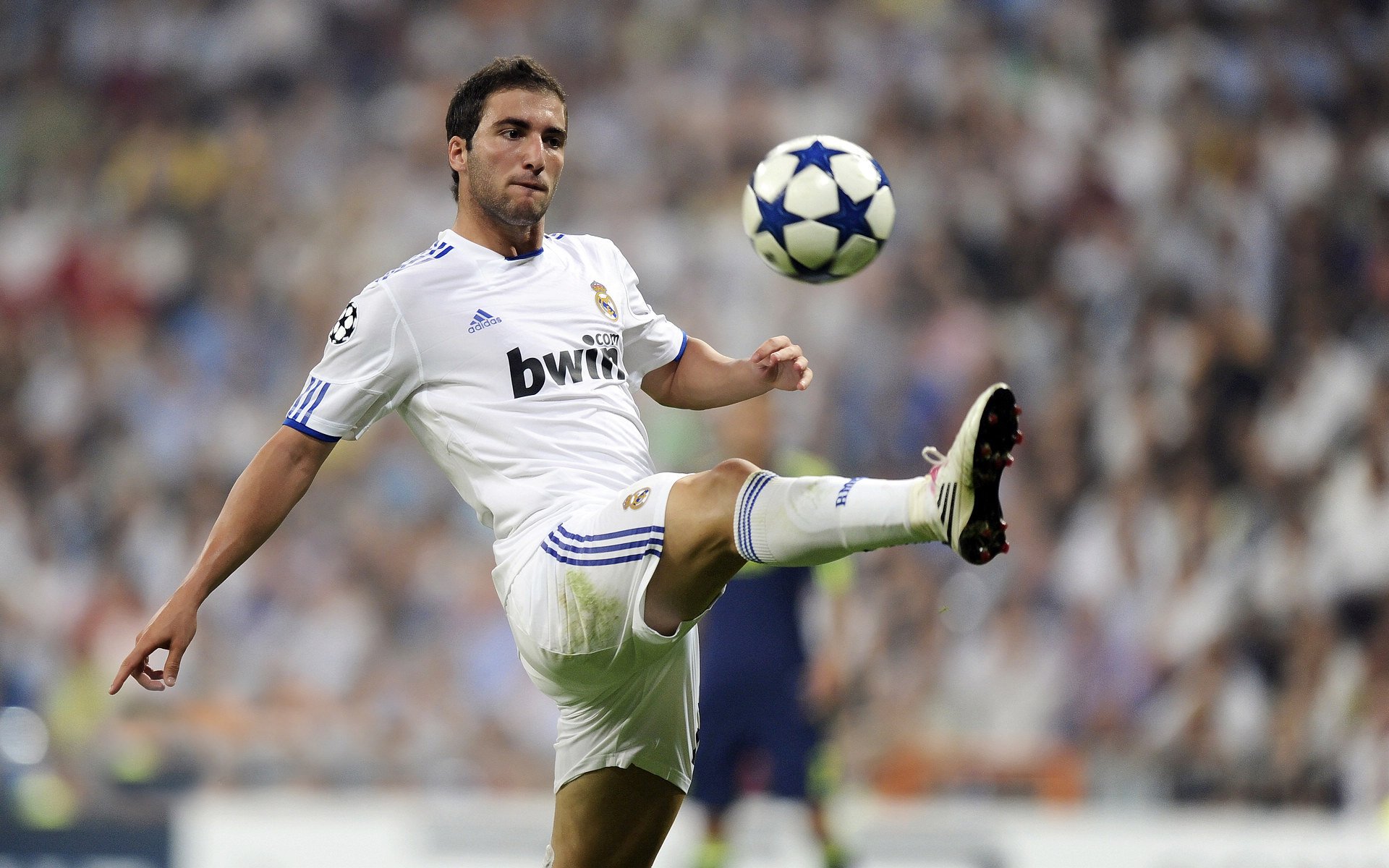 “西甲明星闪耀全场，助力球队冲刺冠军”，西甲2021官方赞助